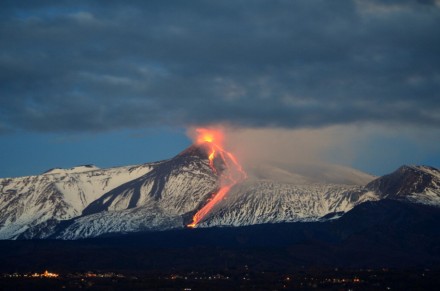 L'Etna boati lava e cenere, disagi negli aeroporti